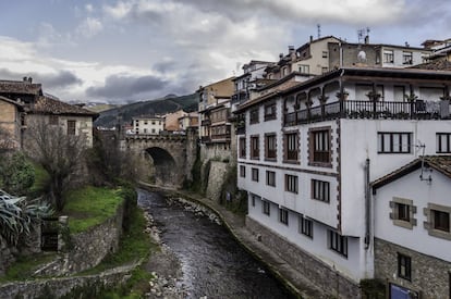 Located in the center of the Liébana area, where the Deva and Quiviesa rivers join, Potes is in a valley and is surrounded by mountains. Part of the Lebaniego Route – which links the coastal part of the Camino de Santiago with the French route – the town is worth visiting for the Infantado Tower and San Vicente church. More information: turismodecantabria.com