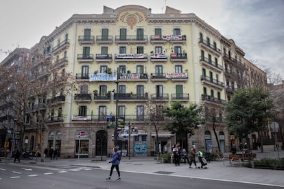 La Casa Orsola, en el Eixample de Barcelona y que lleva por nombre el apellido de un industrial italiano que se instal en la ciudad para fabricar mosaicos hidrulicos modernistas, con pancartas contra la expulsin de vecinos.