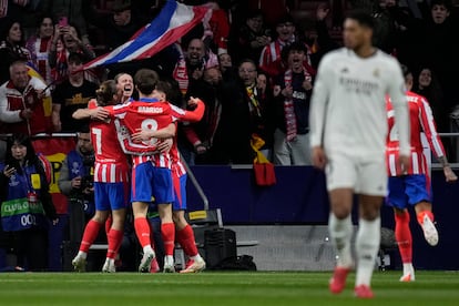 Los jugadores del Atlético de Madrid celebran el gol de Gallagher.