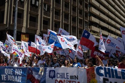 Un grupo de personas reunidas en el centro de Santiago, este 14 de diciembre.