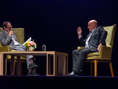 Leontxo García conversa con Jan Martínez Ahrens en el Hay Festival 2023, el 8 de septiembre en Querétaro (México).