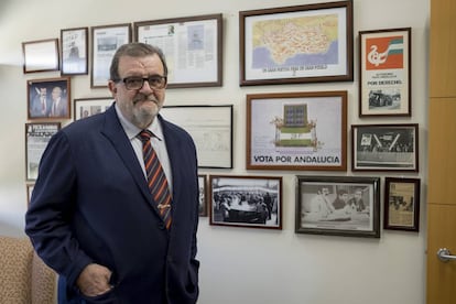 El expresidente de la Junta de Andalucía José Rodríguez de la Borbolla en su despacho profesional.