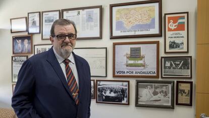 El expresidente de la Junta de Andalucía José Rodríguez de la Borbolla en su despacho profesional.