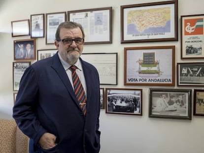 El expresidente de la Junta de Andalucía José Rodríguez de la Borbolla en su despacho profesional.