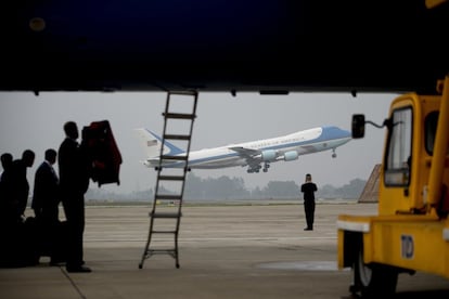 El Air Force One de los EE UU con el presidente Donald Trump a bordo despega del Aeropuerto Internacional Nom Bar, en Hanói (Vietnam). La cumbre entre los líderes norcoreano y estadounidense, Kim Jong-un y Donald Trump, ha concluido este jueves sin alcanzar ningún acuerdo sobre la desnuclearización.