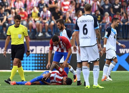 Augusto Fernández se duele en el suelo.