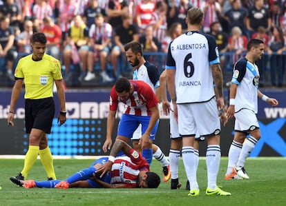 Augusto Fern&aacute;ndez se duele en el suelo.