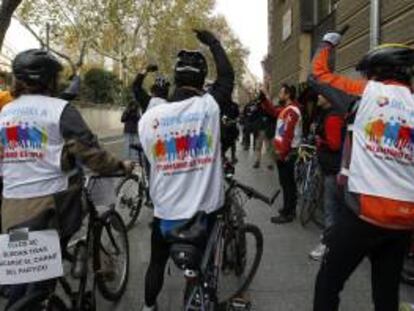 Protestas de trabajadores de Telemadrid ante el exterior del Senado, coincidiendo con el acto institucional del Día de la Constitución.