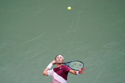 Ruud sirve durante la semifinal contra Khachanov.