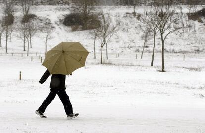 Un hombre camina por un paraje nevado en Burgos.