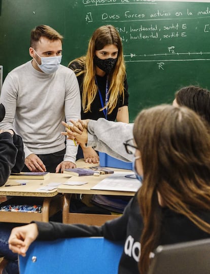 Èlia Riudavets acompaña a Cristian Olivé en una de sus clases mientras los alumnos trabajan en grupo.