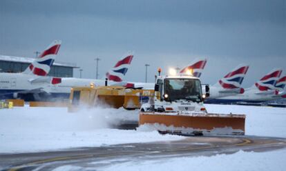 Una máquina quitanieves, anoche en el aeropuerto londinense de Heathrow.