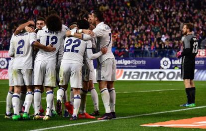 Los jugadores del Madrid celebran el tercer gol.
