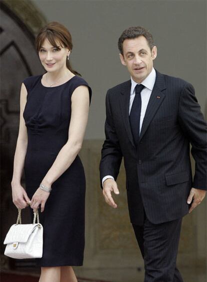 Carla Bruni y Nicolas Sarkozy, en el viaje oficial a Túnez, y abajo, la portada de la revista francesa.