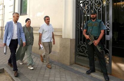 Juan Rubio, de Ciudadanos (a la izquierda), Mercedes Gallizo (PSOE) y Eduardo Gutiérrez (Podemos), en la sede de la Fiscalía Anticorrupción, en Madrid.
