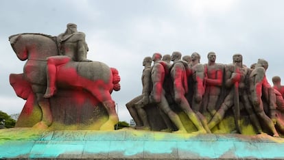 Monumento às Bandeiras, em São Paulo, pichado em 2016