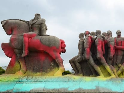 Monumento às Bandeiras, em São Paulo, pichado em 2016