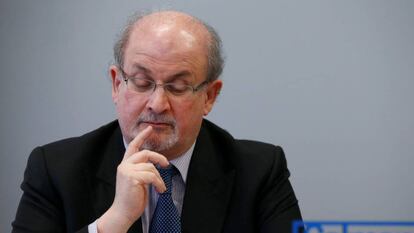 Rushdie, mejora en el hospital y ya está desconectado de la respiración asistida