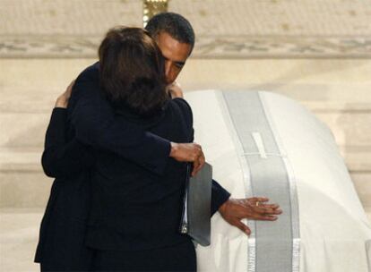 Barack Obama abraza en el funeral a Victoria, viuda de Edward Kennedy.