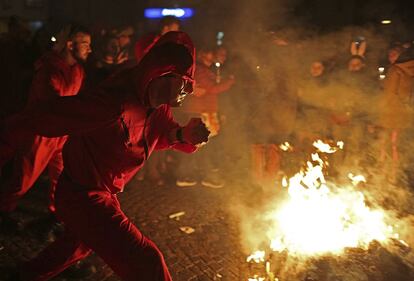 Intérpretes bailan aldededor de una muñeca de paja en llamas durante las celebraciones del miércoles de ceniza, que marca el final del carnaval en Colonia (Alemania).