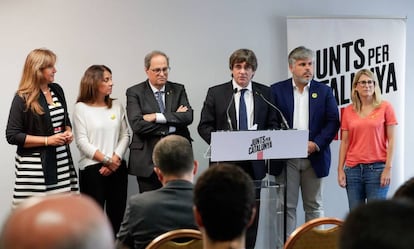 El expresidente Puigdemont junto a líderes de Junts per Catalunya, en Bruselas, este miércoles.