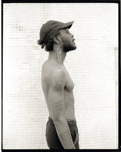 Barrington DeVaughn Hendricks, alias ‘Jpegmafia’, posa de perfil para ICON. La foto de frente se la hicieron en una comisaría de Luisiana, donde creció.