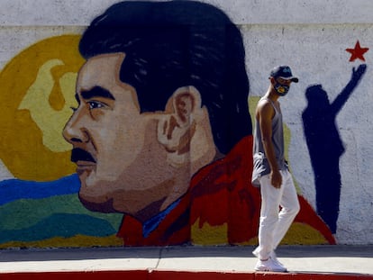 Un mural de Nicolás Maduro en una calle de  la ciudad de Guacara, en el norte del Venezuela, el pasado 2 de diciembre