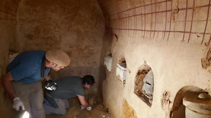 Dos investigadores, en el mausoleo hallado en Carmona en 2019.