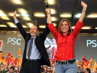 Rubalcaba y Chac&oacute;n, en noviembre en Barcelona, en un mitin de las elecciones generales. 