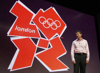 Sebastien Coe posa con el nuevo logo