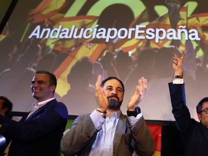 Santiago Abascal, líder do Vox, e o candidato Francisco Serrano comemoram os resultados.
