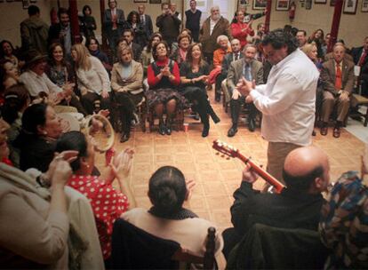 Un momento de una zambomba en Jerez. En el centro, sentada, la consejera de Cultura, Rosa Torres.