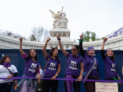 Mulheres formam cordão humano em protesto contra feminicídios no México.