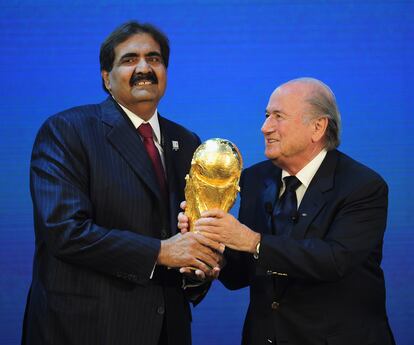 El jeque qatarí Hamad I recibe el trofeo de la Copa del Mundo de manos del entonces presidente de la FIFA, Joseph Blatter, en Zúrich (Suiza), el 2 de diciembre de 2010.