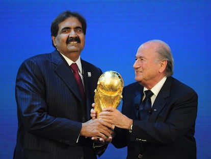 El jeque qatarí Hamad I recibe el trofeo de la Copa del Mundo de manos del entonces presidente de la FIFA, Joseph Blatter, en Zúrich (Suiza), el 2 de diciembre de 2010.