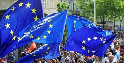 Banderas de la Uni&oacute;n Europea ondeando en una manifestaci&oacute;n contra el nacionalismo, en Viena (Austria), el d&iacute;a 19.