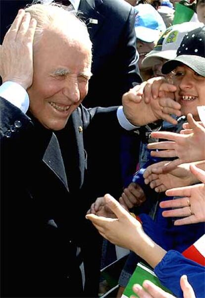 El presidente italiano, Carlo Azeglio Ciampi, bromea durante su visita a su ciudad natal, Livorno.