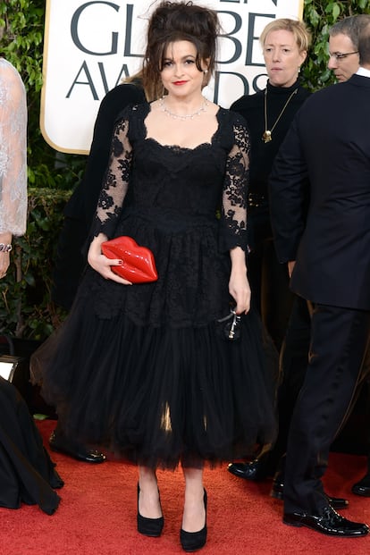 Helena Bonham Carter se cuela en nuestra lista de peor vestidas con este look gótico al que ya nos tiene acostumbrados. La nota de color la puso su clutch en forma de labios.