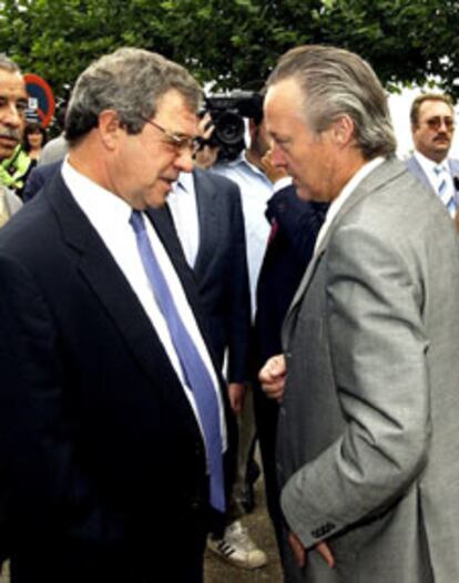 César Alierta (izquierda) conversa con Josep Piqué, ayer, en Santander.