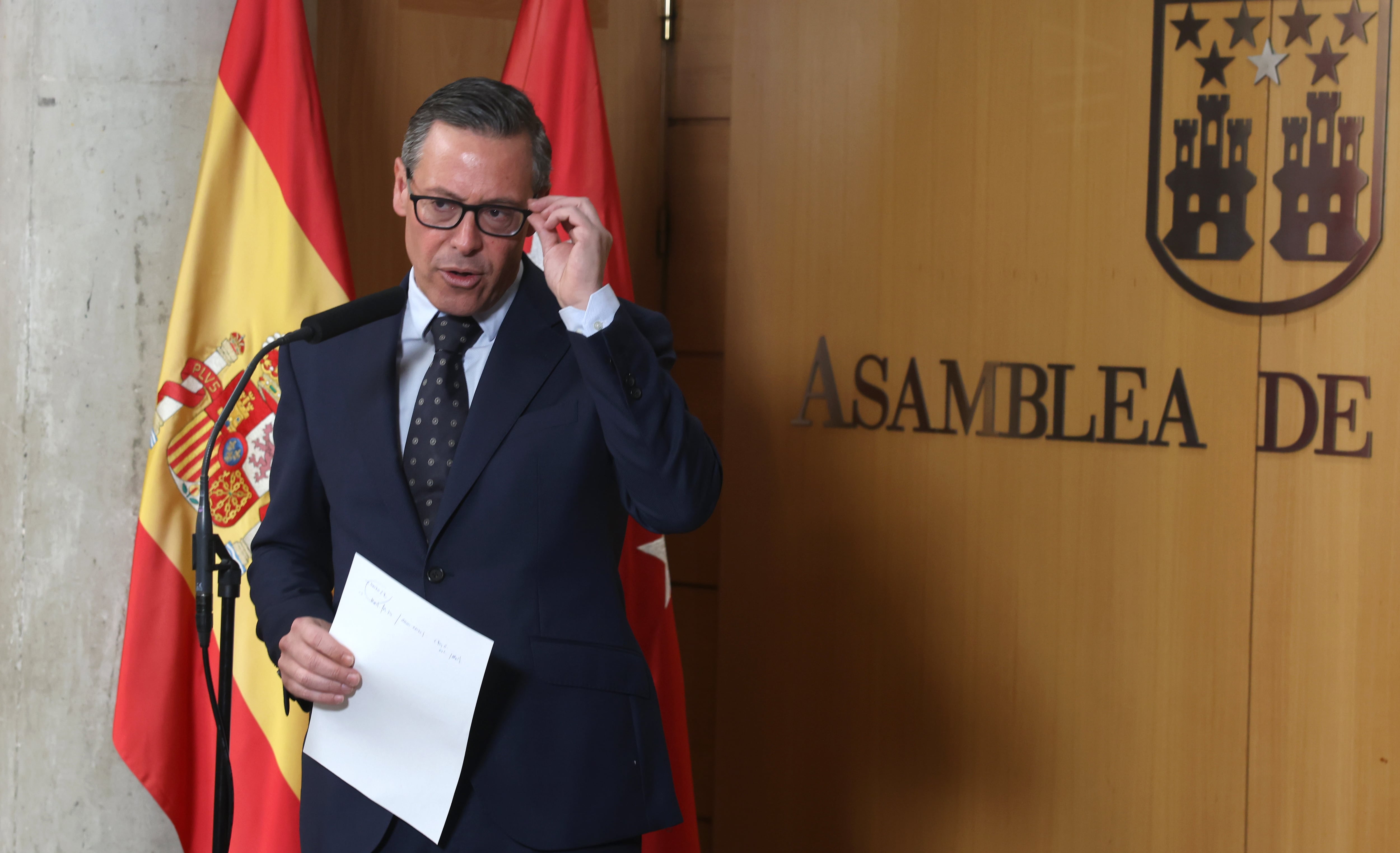 El diputado y secretario general del PP en Madrid, Alfonso Serrano, realiza unas declaraciones sobre el caso de acoso sexual antes del pleno.