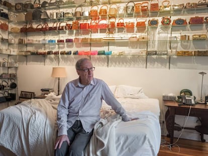 Robert Gottlieb, em seu quarto, onde guarda uma coleção de bolsas.