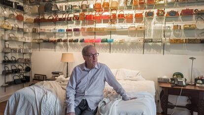 Robert Gottlieb, em seu quarto, onde guarda uma coleção de bolsas.