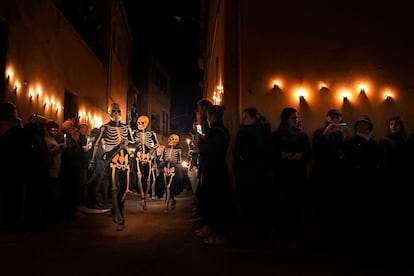 Participantes en la Danza de la Muerte de Verges, este Jueves Santo en la localidad catalana de Verges. 
