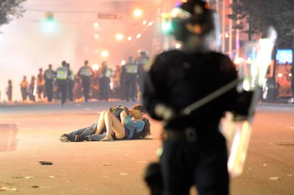 Disturbios en la Stanley Cup en Vancouver (2011)

	En mitad de los disturbios que se produjeron tras la final de la Stanley Cup de hockey sobre hielo, una pareja fue fotografiada en lo que parecía un beso. Poco después se descubriría que en realidad el chico estaba tratando de ayudar a su novia, herida en la vorágine de violencia que asolaba Vancouver.