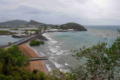 La bahía del territorio francés de Mayotte, en el Índico, donde el tornado 'Chido', con potentes vientos, ha dejado un rastro de destrucción y "cientos de muertos", según las autoridades. 
