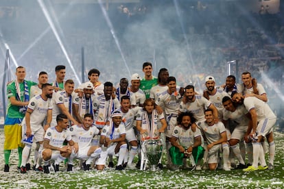 Los jugadores del Real Madrid posan en una foto de familia durante las celebraciones en el Bernabéu.