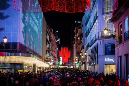 Una calle del centro de Madrid, durante el Black Friday y después del encendido de las luces navideñas, el 26 de noviembre.