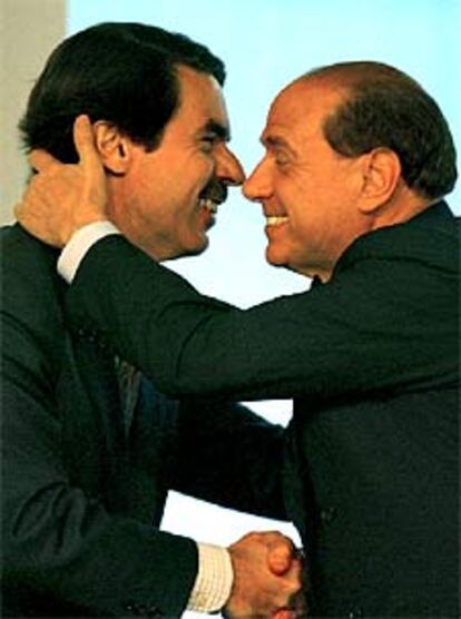 Berlusconi abraza a Aznar, en Roma, en junio pasado.