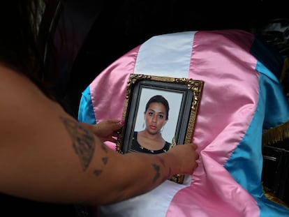 Una persona sostiene un retrato de Andrea González, activista de la comunidad LGBTI asesinada el pasado 11 de junio en Guatemala.