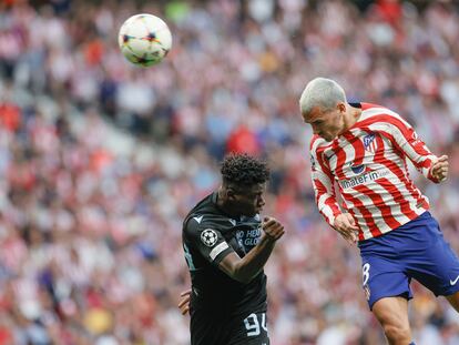 12 October 2022, Spain, Madrid: Club's Abakar Sylla (L) and Atletico's Antoine Griezmann fight for the ball during the UEFA Champions League Group B soccer match between Atletico Madrid and Club Brugge KV at Metropolitano Stadium. Photo: Bruno Fahy/BELGA/dpa
12/10/2022 ONLY FOR USE IN SPAIN